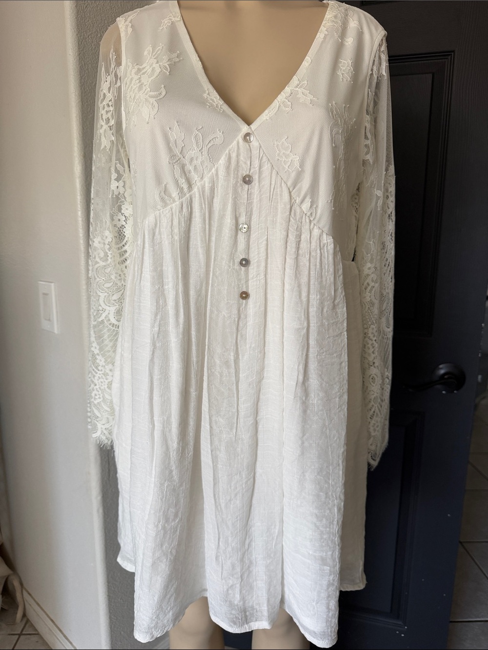 New size L White Lace-Sleeve Button Front Dress